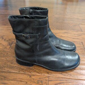Clarks Leather Booties Round Toe Black Y2K Buckle Zip up sz 9.5 Grunge Classic